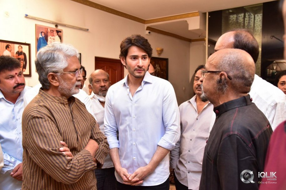 Celebrities-pay-homage-to-superstar-Krishna